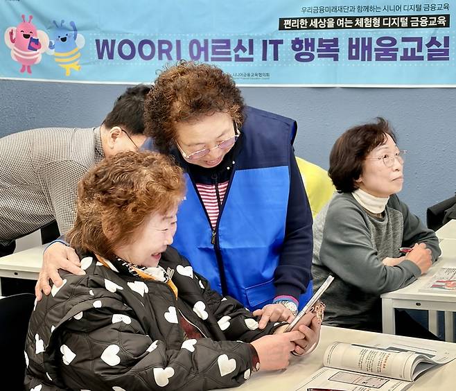 ▲이달 진행한 '우리 어르신 IT 행복 배움교실' 에서 전년도 우수 수강생이 보조강사로 활동하며 다른 수강생들을 돕고 있다.