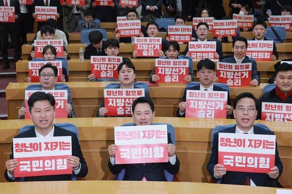 국민의힘 장동혁 대표가 17일 국회의원회관에서 열린 당 중앙청년위원회·중앙대학생위원회·전국청년지방의원협의회 합동발대식에 참석해 송언석 원내대표, 우재준 청년 최고위원 등 참석자와 구호를 외치고 있다. 2026.3.17. 연합뉴스