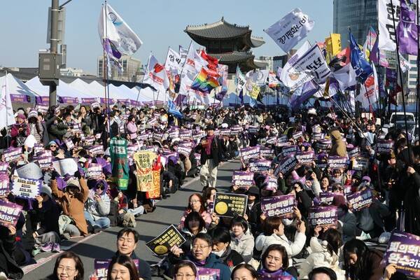 세계여성의날을 하루 앞둔 지난 3월 7일 서울 종로구 광화문 인근에서 열린 2026년 세계여성의날 기념 제41회 한국여성대회에서 참가자들이 손팻말을 들고 있다. 2026.3.7. 연합뉴스