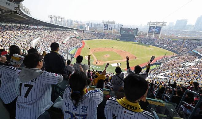 프로야구 정규시즌 개막일인 28일 KT 위즈와 LG 트윈스의 경기가 열린 서울 잠실야구장에서 팬들이 열띤 응원을 펼치고 있다. (사진=연합뉴스).