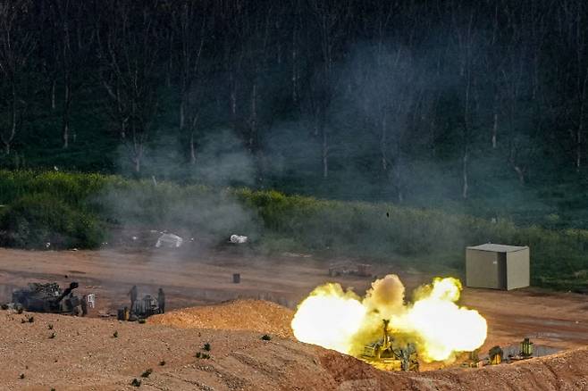 28일(현지시간) 미국이스라엘과 이란 간 갈등이 이어지고 이스라엘과 헤즈볼라 간 교전이 격화되는 가운데 북부 이스라엘에서 이스라엘 포병 부대가 레바논을 향해 포격하고 있다. (사진=로이터)