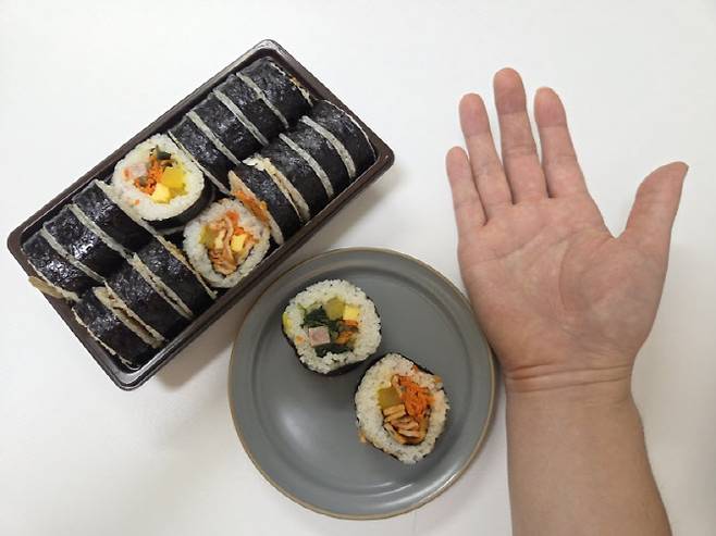 두 줄에 3980원 구성의 이마트 김밥 제품. 시금치햄어묵 등 재료가 고르게 들어간 모습이다. (사진=한전진 기자)