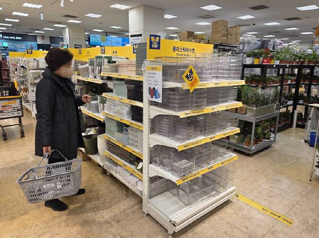 한 고객이 와우샵 매대에서 수납용품을 살펴보고 있다. 1000~5000원대 균일가 상품이 주를 이루며 장보기 동선에서 추가 구매를 유도하는 구조다. (사진=한전진 기자)