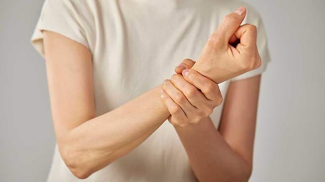 지속적인 관절 부위 통증은 류마티스 관절염을 의심해야 한다|출처: 클립아트코리아