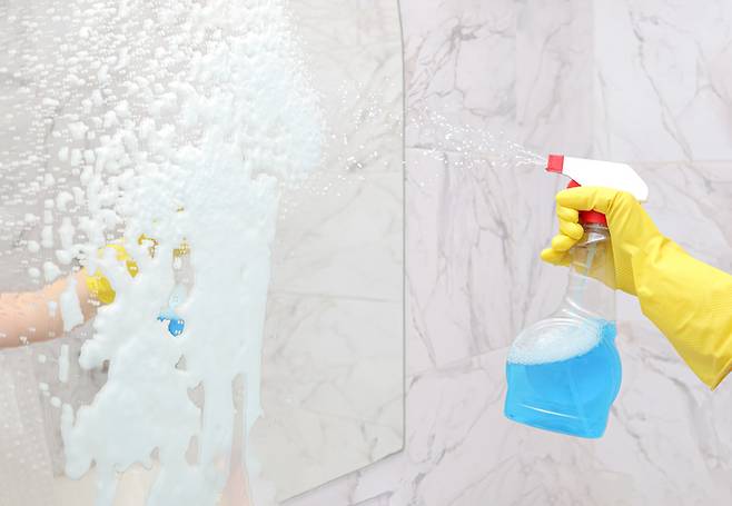 락스는 차가운 물에 1:100 비율로 섞어 사용하고, 피부에 락스가 튀었다면 즉시 흐르는 물에 씻어내야 한다. 사진=게티이미지뱅크