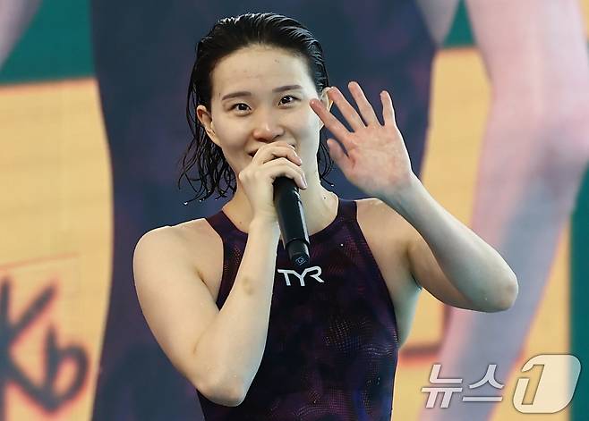 전라북도체육회 소속 한다경이 28일 오후 경북 김천실내수영장에서 열린 2026 KB금융 코리아 스위밍 챔피언십 경영 국가대표 선발대회 여자 자유형 400ｍ 결승에서 우승한 뒤 소회를 밝히던 도중 응원을 온 지인들을 향해 손을 흔들어보이고 있다. 2026.3.28 ⓒ 뉴스1 김민지 기자