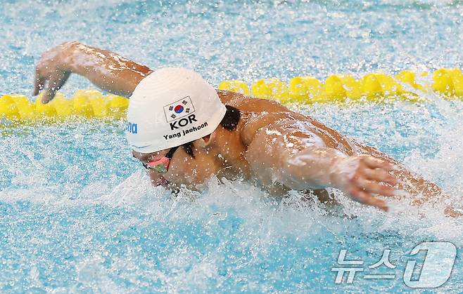 강원도청 양재훈이 28일 오후 경북 김천실내수영장에서 열린 2026 KB금융 코리아 스위밍 챔피언십 경영 국가대표 선발대회 남자 접영 100ｍ 결승에서 물살을 가르고 있다. 2026.3.28 ⓒ 뉴스1 김민지 기자