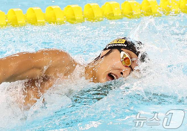 강원도청 김우민이 28일 오후 경북 김천실내수영장에서 열린 2026 KB금융 코리아 스위밍 챔피언십 경영 국가대표 선발대회 남자 자유형 400ｍ 결승에서 역영하고 있다. 2026.3.28 ⓒ 뉴스1 김민지 기자