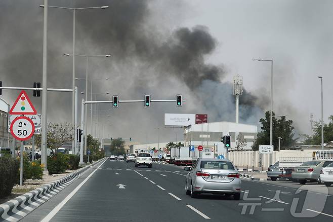 1일(현지시간) 카타르 도하에서 이란의 미사일 공격으로 인해 연기가 피어오르고 있다. 2026.03.01 ⓒ 로이터=뉴스1