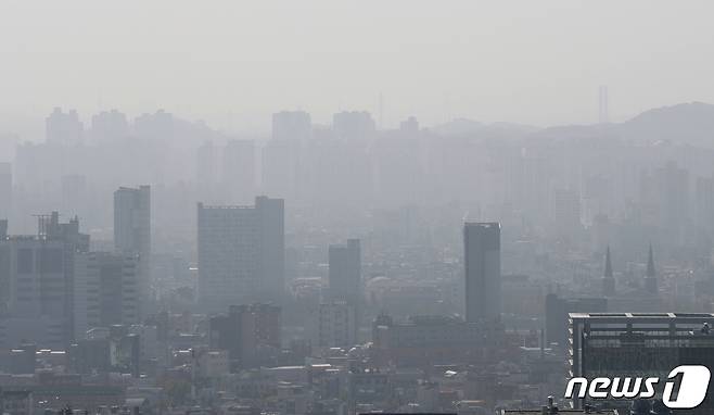 울산 도심이 미세먼지에 덮여 뿌옇게 흐려져 보이고 있다. ⓒ 뉴스1 윤일지 기자