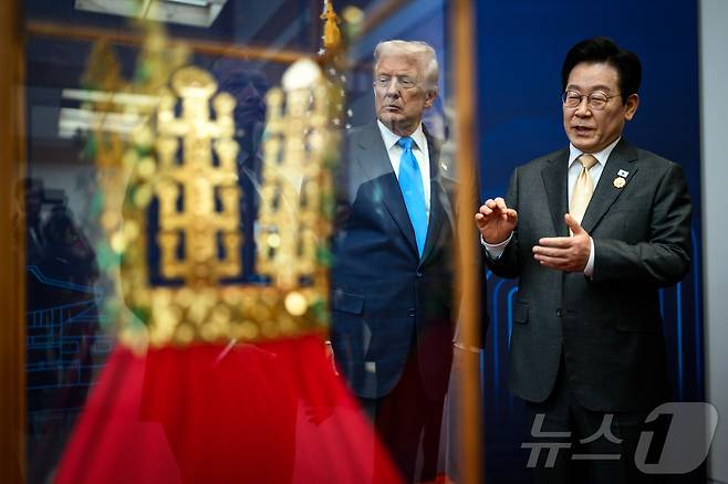 이재명 대통령이 지난해 10월 29일 국립경주박물관에서 열린 한미 정상회담에 앞서 도널드 트럼프 미국 대통령에게 선물할 신라 금관 모형에 대해 설명하고 있다.(백악관 공식 사진, 다니엘 토록 촬영, 재판매 및 DB금지)