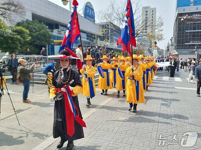 부산 구포역 광장에서 덕천초등학교까지 시가행진 모습. 2026.3.29/뉴스1 ⓒ News1 임순택 기자