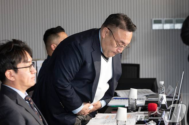 방송인 이혁재가 26일 서울 여의도 국민의힘 중앙당사에서 열린 '광역의원 비례 청년 공개 오디션'에 심사위원 자격으로 참석해 인사하고 있다. 2026.3.26 ⓒ 뉴스1 이승배 기자