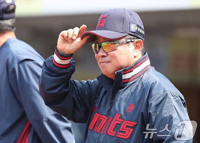 29일 오후 대구 삼성라이온즈파크에서 열린 프로야구 '2026 신한 SOL KBO리그' 롯데 자이언츠와 삼성 라이온즈의 경기, 롯데 김태형 감독이 경기를 지켜보고 있다. 2026.3.29 ⓒ 뉴스1 공정식 기자