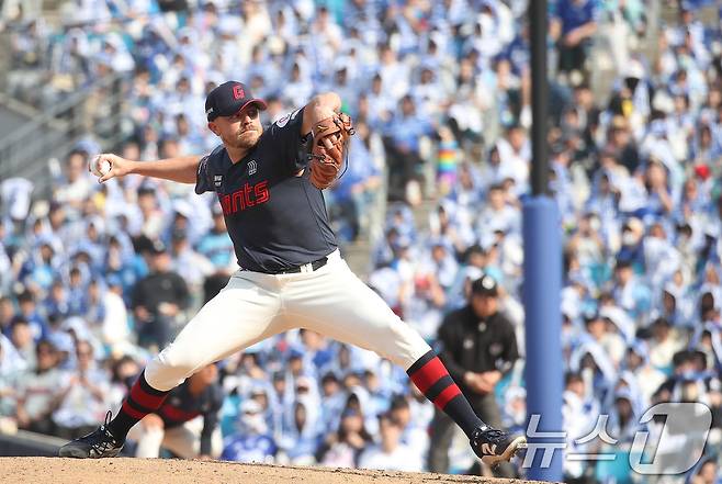 29일 오후 대구 삼성라이온즈파크에서 열린 프로야구 '2026 신한 SOL KBO리그' 롯데 자이언츠와 삼성 라이온즈의 경기, 롯데 선발 비슬리가 역투하고 있다. 2026.3.29 ⓒ 뉴스1 공정식 기자