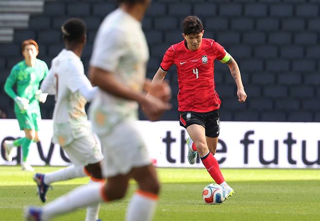 한국축구국가대표팀 김민재가 29일(한국시간) 영국 밀턴 케인즈 스타디움 MK에서 끝난 코트디부아르와 평가전에서 드리블하고 있다. 사진 | 밀턴 케인즈=연합뉴스