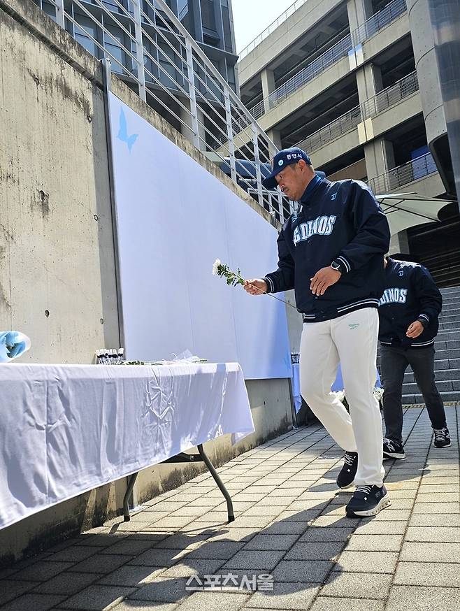 NC 이호준 감독이 29일 정오에 창원NC파크 4번 게이트 앞 광장에서 열린 루버 추락사고 희생자 추모식에서 국화를 헌화하고 있다. 사진 | 마산=장강훈 기자 zzang@sportsseoul.com