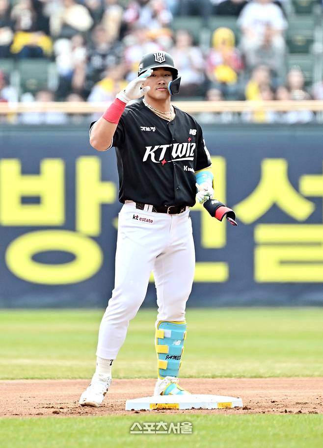 KT 안현민이 29일 잠실구장에서 열린 2026 KBO 리그 LG와 경기 1회초 1사 1루 상황에서 LG 선발 임찬규를 상대로 1타점 2루타를 친 뒤 세리머니를 하고 있다. 잠실 | 박진업 기자 upandup@sportsseoul.com