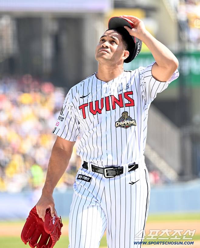 28일 잠실야구장에서 열린 KT와 LG의 개막전. 1회초 6실점 후 이닝을 마친 LG 치리노스가 더그아웃으로 향하고 있다. 잠실=허상욱 기자wook@sportschosun.com/2026.03.28/