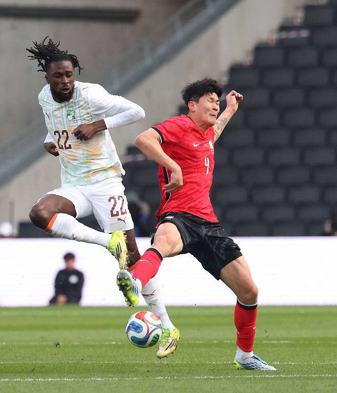 수비하는 김민재

    (밀턴킨스[영국]=연합뉴스) 최재구 기자 = 한국축구국가대표팀 김민재가 28일(현지시간) 영국 밀턴킨스 스타디움 MK에서 열린 코트디부아르와 평가전에서 수비하고 있다. 2026.3.28