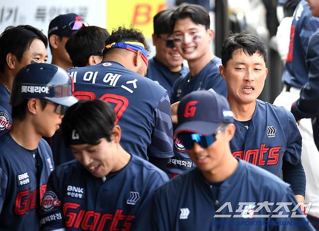 29일 대구 삼성라이온즈파크에서 열린 삼성과 롯데의 경기. 5회초 롯데 노진혁이 솔로홈런을 날렸다. 동료들의 축하를 받고 있는 노진혁. 대구=송정헌 기자songs@sportschosun.com/2026.03.29/