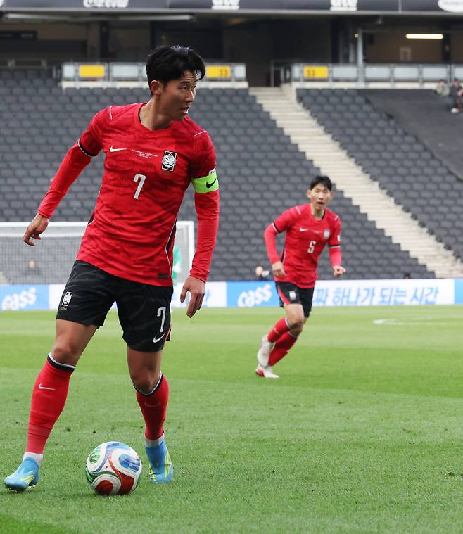 패스 준비하는 손흥민

    (밀턴킨스[영국]=연합뉴스) 최재구 기자 = 한국축구국가대표팀 손흥민이 28일(현지시간) 영국 밀턴킨스 스타디움 MK에서 열린 코트디부아르와 평가전에서 패스할곳을 찾고 있다. 2026.3.29

    jjaeck9@yna.co.kr

(끝)





<저작권자(c) 연합뉴스, 무단 전재-재배포, AI 학습 및 활용 금지>