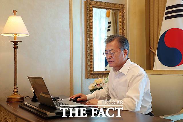 2018년 문재인 정부는 4년 중임제 도입과 기본권 확대, 지방분권 강화 등 내용을 담은 개헌안을 내놨다. 그러나 당시 제1야당이던 자유한국당은 개헌을 반대했고, 결국 개헌안은 국회 의결 정족수(재적의원 3분의 2 이상 찬성)를 채우지 못하면서 폐기됐다. 사진은 2018년 3월 25일 당시 아랍에미리트(UAE)를 방문한 문재인 대통령이 아부다비 숙소에서 개헌안의 국화 송부와 공고 재가를 위한 전자결재를 하고 있는 모습. /청와대 제공