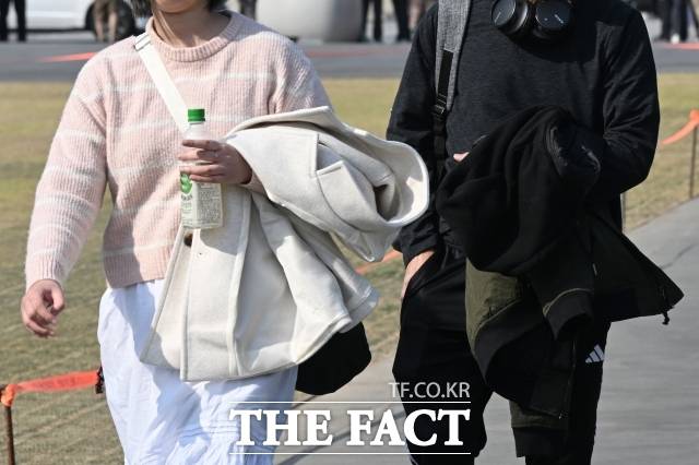 기상청에 따르면 일요일인 29일 대기 건조에 따른 건조특보로 산불 등 화재에 주의해야겠다. 일교착가 크고 낮에는 20도까지 올라 포근하다. 서울, 경기 남부, 세종은 미세먼지 나쁨을 보이겠다. 사진은 지난 25일 오후 서울 종로구 광화문광장을 찾은 시민들. /김성렬 기자