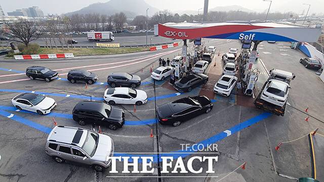 2차 석유 최고가격제가 시행된 지 사흘째인 29일, 서울의 휘발유 평균 가격이 1900원을 돌파했다. /박헌우 기자