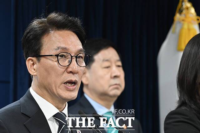 김민석 국무총리가 29일 "비상경제본부는 최우선 과제 중 하나로 국민 생필품 수급 차질 우려에 선제적으로 대처해 나갈 것"이라고 밝혔다. 사진은 김 총리가 25일 오전 서울 종로구 정부서울청사에서 비상경제 대응체계 브리핑을 하고 있는 모습. /김성렬 기자