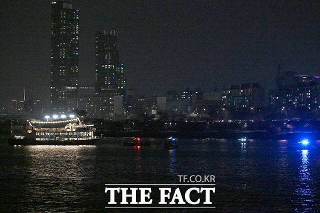 28일 오후 서울 서초구 반포대교 인근 한강에서 운항 중이던 유람선이 강바닥에 걸려 멈추는 사고가 발생한 가운데 출동한 소방 당국과 경찰이 구조 작업을 펼치고 있다. /서예원 기자