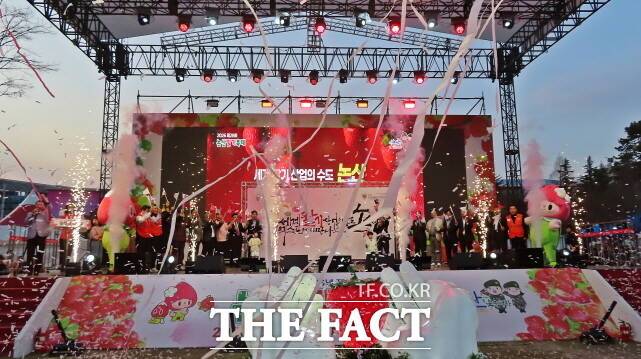 제8회 논산딸기축제가 29일 65만 명의 관람객을 모으면서 폐회식을 끝으로 4일간의 일정을 마무리했다. 폐회식 중 '2027 논산세계딸기산업엑스포' 성공 기원 포퍼먼스를 연출하고 있다. /김형중 기자