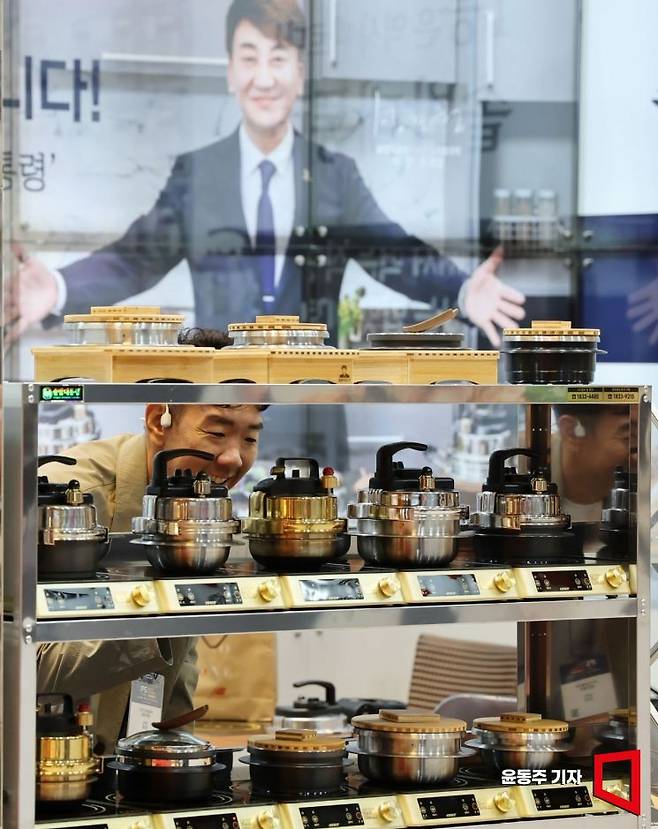 '2025 하반기 IFS 프랜차이즈 창업산업 박람회'를 찾은 한 관람객이 주방용품 부스를 둘려보고 있다. 윤동주 기자