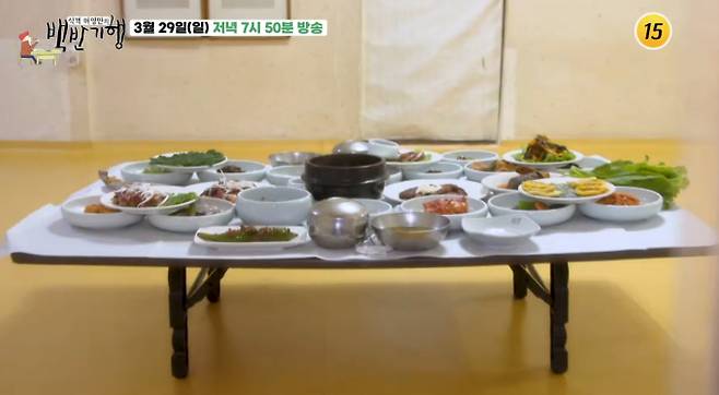 오늘(29일) 방송되는 TV CHOSUN '식객 허영만의 백반기행' 서울 편에는 '초보 엄마'로 돌아온 손담비가 출연해 특별한 미식 여행을 함께한다. 이번 '백반기행'은 을지로 양념소갈비, 평양냉면, 대구탕(경상도식 소고기국밥), 서울 강동구 길동에 위치한 남도 백반과 생굴초무침, 낙지호박초무침, 진도갯장어탕 , 송파구 방이동에 위치한 순대국 편백정식, 순대국밥, 오징어숯불구이 맛집 등 서울 곳곳의 식당을 샅샅이 찾아낼 예정이다. 특히 남편 이규혁을 똑 닮아 식객을 놀라게 만든 11개월 딸 해이의 귀여운 모습과, 시험관 시술 끝에 얻은 아이를 위해 '강철 엄마'가 된 손담비의 눈물겨운 육아 이야기가 공개된다. 또한 13년 전의 인연이 10년 뒤 재회로 이어져 5개월 만에 결혼에 골인하게 된 두 사람의 마법 같은 러브스토리와, 식객 허영만의 유쾌한 입담이 더해진 이번 서울 밥상 나들이는 시청자들에게 잊지 못할 감동과 웃음을 선사할 것으로 기대된다.&nbsp;