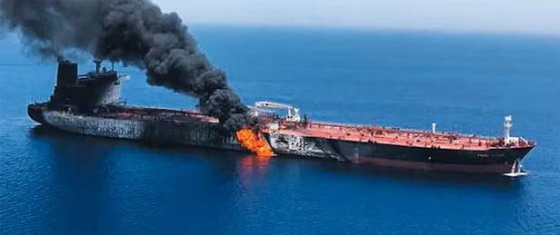 2019년 6월 13일 아베 신조 총리가 미국과 이란 간 중재를 위해 테헤란을 방문 중 일본 해운업체 소속 유조선 고쿠카 코레이저스호가 호르무즈 해협 인근에서 공격을 받아 화염에 휩싸여 연기가 치솟고 있다. /조선일보