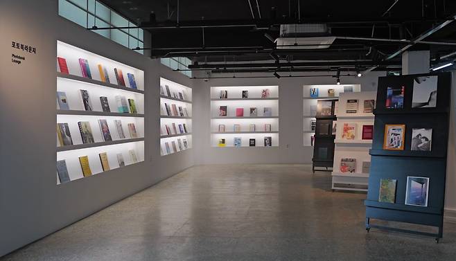 스위스 출신 사진작가들의 사진집을 전시한 ‘100 Swiss Photobooks’ / 고운호 기자