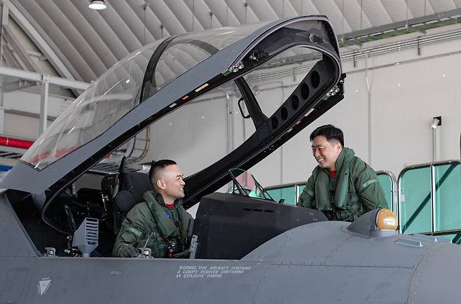 경남 사천시 한국항공우주산업(KAI)에서 만난 안준현(오른쪽), 전승현 중령. '21세기 대한민국을 지키는 전투기'라는 뜻을 지닌 KF-21 조종석에 앉은 전승현 중령을 선배인 안준현 중령이 바라보고 있다. /김동환 기자