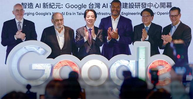 2025년 11월 20일 대만 타이베이에서 열린 구글의 신규 AI 인프라 하드웨어 엔지니어링 센터  개소식에서 라이칭더(왼쪽 세 번째) 대만 총통, 아메르 마흐무드(왼쪽 네 번째) 구글 클라우드  플랫폼 인프라 엔지니어링 부사장 등이 기념촬영을 하고 있다. /사진 로이터연합