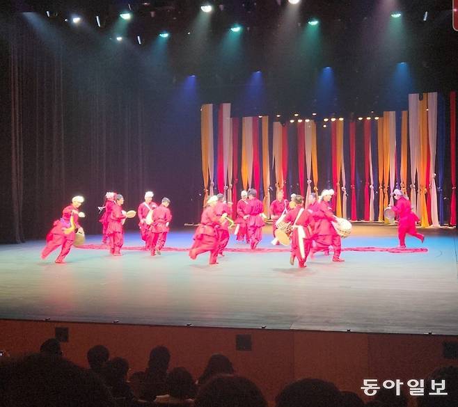 국립부산국악원 연희부가 27일 부산 부산진구 국립부산국악원 연악당에서 정기공연 ‘농악-뿌리’를 선보이고 있다. 김화영 기자 run@donga.com