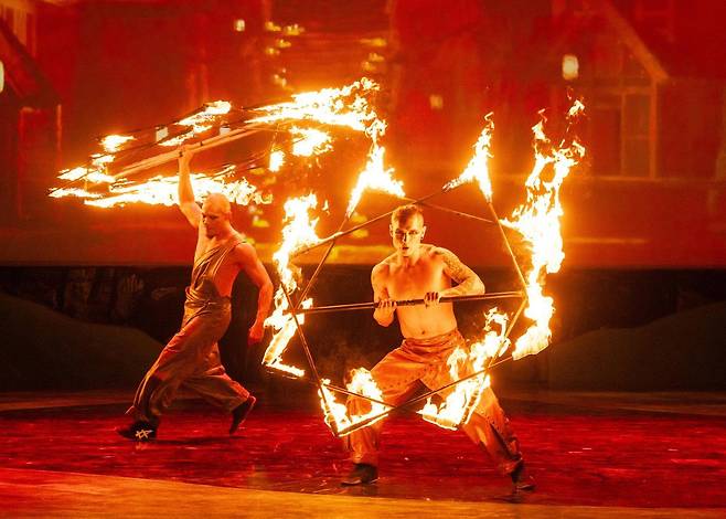 에버랜드 서커스 ‘윙즈 오브 메모리(Wings of Memory)’ 가운데 아티스트들이 ‘트래페즈(공중 그네)’(왼쪽 사진)와 ‘파이어’ 퍼포먼스를 선보이는 모습. 에버랜드 제공