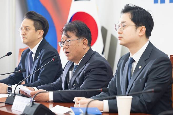 서민석 전 이화영 경기도 평화부지사 변호인이 29일 서울 여의도 국회에서 열린 쌍방울 대북송금 사건 긴급 기자간담회에서 박상용 검사 회유 의혹 관련 발언을 하고 있다. 2026.3.29 뉴스1