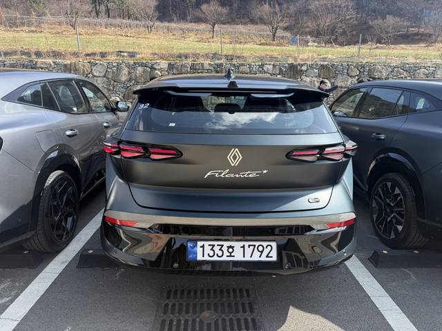 필랑트 레터링과 함께 '별똥별'에서 기원한 차명에 어울리는 별이 그려진 후면부. 임주희 기자