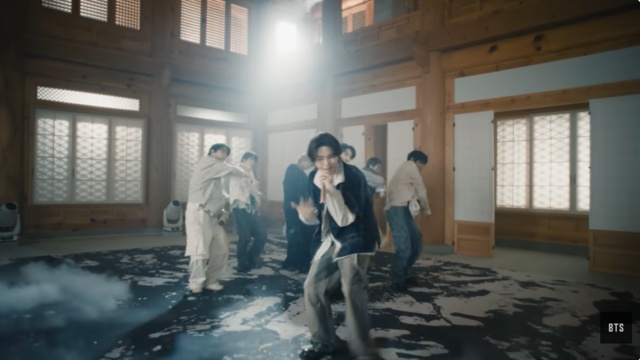 방탄소년단(BTS) 유튜브 채널 ‘방탄TV’가 29일 공개한 신곡 ‘SWIM’의 라이브 영상 배경에 선예원 내부 모습이 나오고 있는 모습. 유튜브 방탄TV 화면 캡처