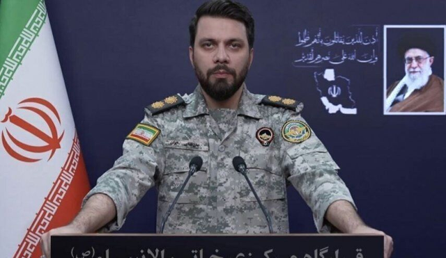 이란 하탐알안비야 중앙군사본부(KCHQ) 대변인을 맡고 있는 에브라힘 졸파가리 이슬람혁명수비대(IRGC) 중령이 브리핑하는 모습.[이란 타브나크 통신 보도 갈무리]