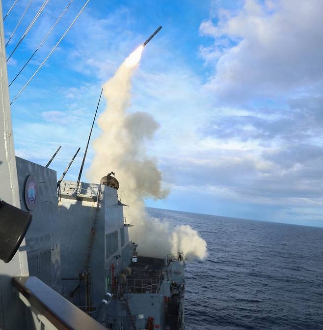 미국과 이스라엘이 이란을 공격하는 ‘장엄한 분노 작전’을 지원하는 미국 해군의 알리버크급 유도미사일 구축함 토머스허드너함에서 지난 21일 토마호크 함대지 공격 미사일을 발사하고 있다. 미 해군 제공 사진. 로이터 연합뉴스