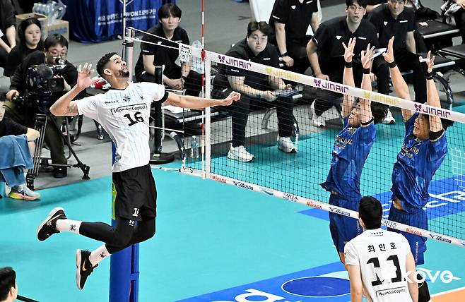 현대캐피탈 외국인 선수 레오가 29일 서울 장충체육관에서 열린 2025~2026 V리그 남자부 플레이오프 2차전에서 우리카드를 상대로 공격을 하고 있다. 한국배구연맹 제공