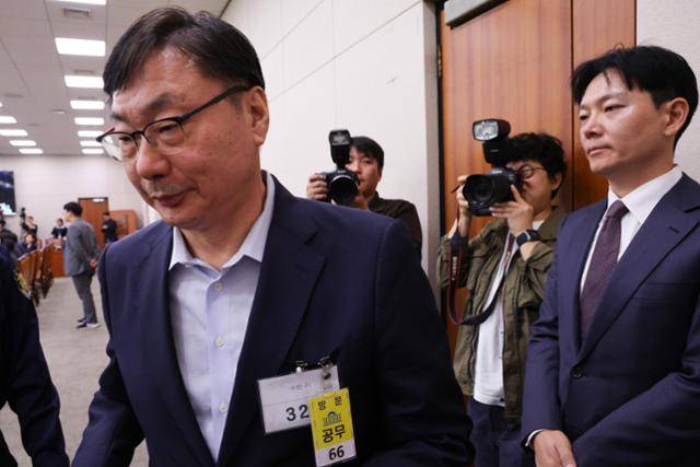 이화영(왼쪽) 전 경기도 평화부지사가 지난해 10월 14일 서울 여의도 국회 법제사법위원회에서 열린 법무부 등에 대한 국정감사에서 의원 질의를 마친 후 자신의 대북 송금 사건을 수사했던 박상용 법무연수원 교수를 지나치고 있다. 뉴스1