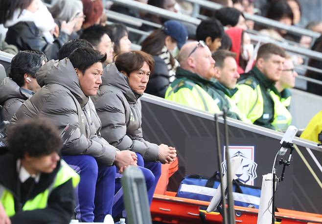 <yonhap photo-0753=""> 경기 지켜보는 홍명보 감독 (밀턴킨스[영국]=연합뉴스) 최재구 기자 = 한국축구국가대표팀 홍명보 감독이 28일(현지시간) 영국 밀턴킨스 스타디움 MK에서 열린 코트디부아르와 평가전에서 경기를 지켜보고 있다. 2026.3.29 jjaeck9@yna.co.kr/2026-03-29 02:03:57/ 연합뉴스</yonhap>