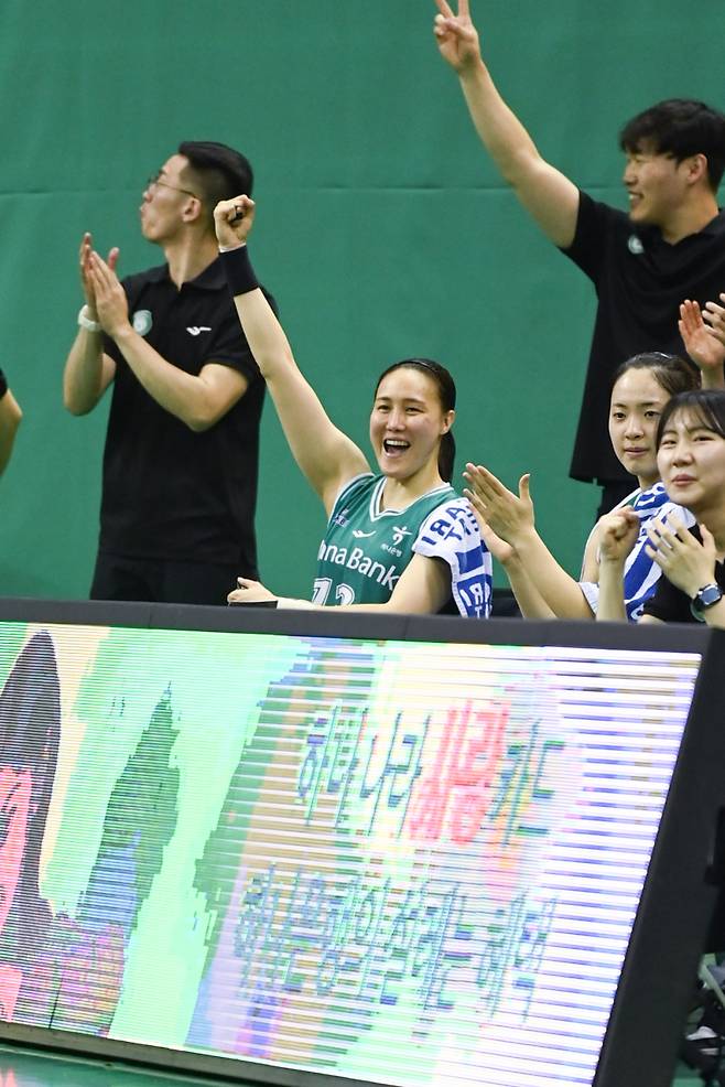 하나은행 김정은 등 선수단이 29일 부천체육관에서 열린 삼성생명과의 BNK금융 2025~26 WKBL 정규리그 홈경기서 환호하고 있다. 사진=WKBL