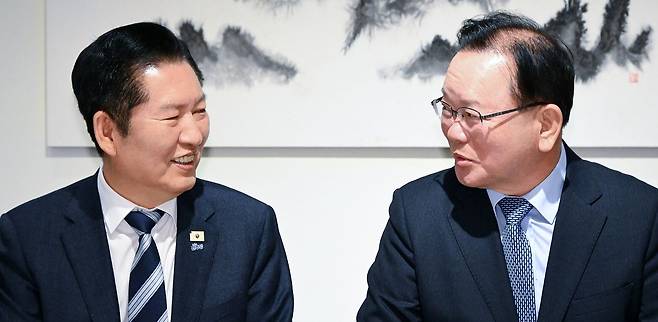 정청래 더불어민주당 대표(왼쪽)와 김부겸 전 국무총리가 지난 26일 서울 중구 달개비에서 회동하고 있다. 이 자리에서 정 대표는 김 전 총리에게 대구시장 출마를 요청했다. [뉴스1]